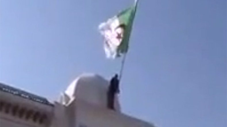 مغربي‮ ‬يقتحم‮ ‬قنصلية‮ ‬الجزائر‮ ‬بالدار‮ ‬البيضاء‮ ‬ويدنـّس‮ ‬العلم‮ ‬الوطني