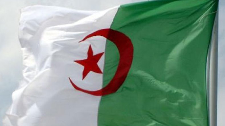 توقيف مدنسي العلم الجزائري في ذكرى الاستقلال