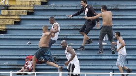 الأمن البرازيلي يضطر إلى إطلاق النار وسلامة أنصار “الخضر” في كوريتيبا مهددة