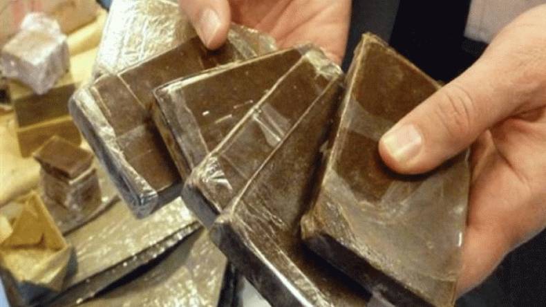 ضبط 40 كلغ من الكيف بحوزة حافظ شرطة بأم البواقي