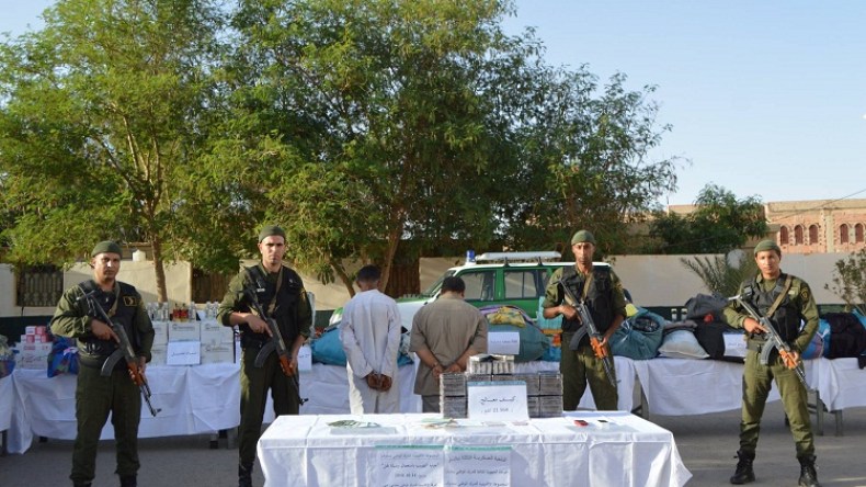 توقيف 10 تجار مخدرات بحوزتهم قنطار من الكيف