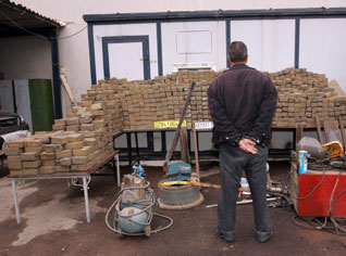 Un marocain vendeur de drogue se livre aux services de securité