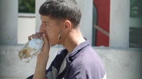 شباب يمتهن النجارة من أجل استنشاق الديليون