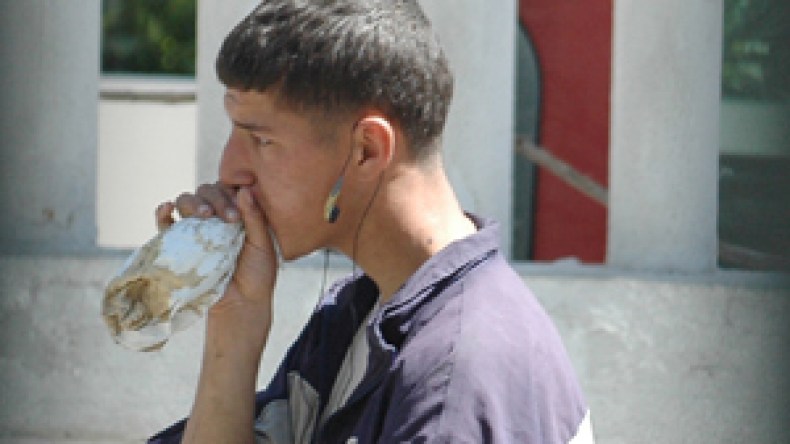 شباب يمتهن النجارة من أجل استنشاق الديليون