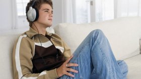 تتحكم في سلوك شبابنا وتنحرف به بالسماعات