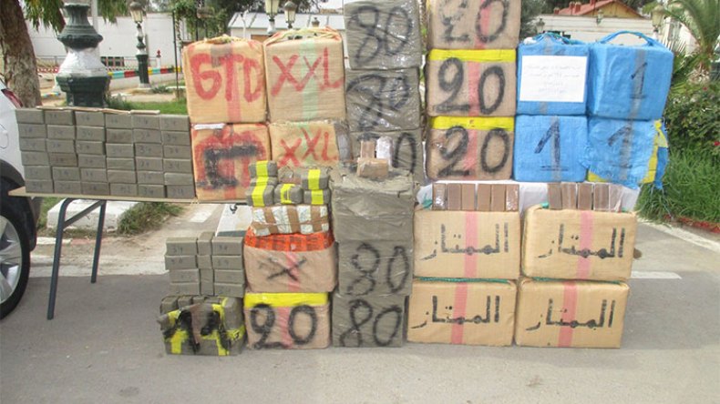 “بارون” يحرق سيارة محمّلة بـ4,7 قناطير من المخدرات بالنعامة