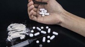 مدمن مخدرات يضرب والدته ويحرق منزلها من أجل مصروف المهلوسات!