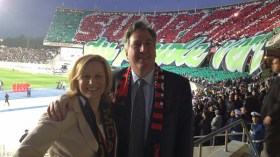 السفير الأمريكي وعقيلته يحضران “الداربي” العاصمي