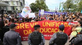 معلّمو البرازيل ساخطون على الحكومة.. دلّلت الكرويين وأهنت الأساتذة!