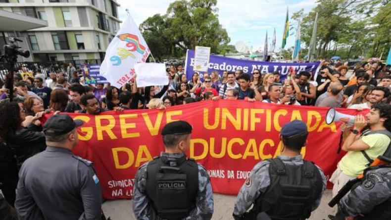 معلّمو البرازيل ساخطون على الحكومة.. دلّلت الكرويين وأهنت الأساتذة!