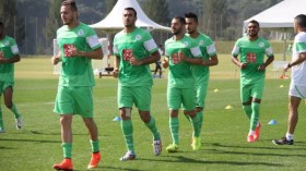 الفلسطينيون يحتفلون بفوز “الخضر” رغم قصف الطائرات وحملة الإعتقالات