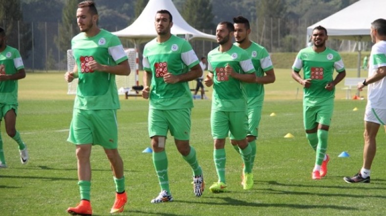 الفلسطينيون يحتفلون بفوز “الخضر” رغم قصف الطائرات وحملة الإعتقالات