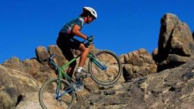 ينزل من قمة جبلية إلى السفح وهو يقود دراجته بالمقلوب!؟