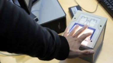 La première carte nationale biométrique délivrée en février 2015