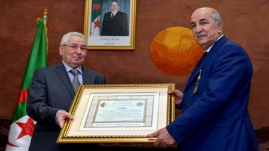 Tebboune et Zoukh décorés de l'Ordre du mérite national