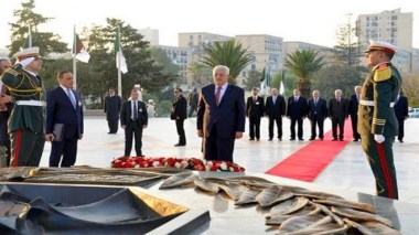 Le président palestinien se recueille à la mémoire des martyrs de la guerre de libération