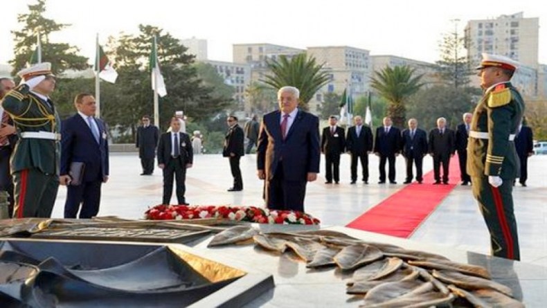 Le président palestinien se recueille à la mémoire des martyrs de la guerre de libération