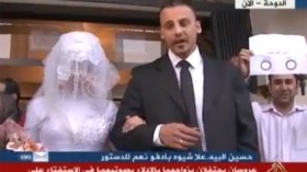 عروسان يحتفلان بزواجهما بعد الإدلاء بصوتيهما في الاستفتاء بالدوحة