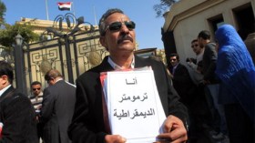 مترشح يعد بإباحة تعاطي الحشيش وجزّار يعد بلحم أرخص من الخبز