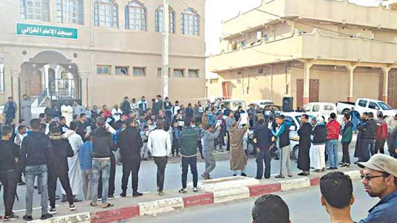 مواطنون يعتصمون للمطالبة بإعدام مرتكب جريمة قتل في الوادي