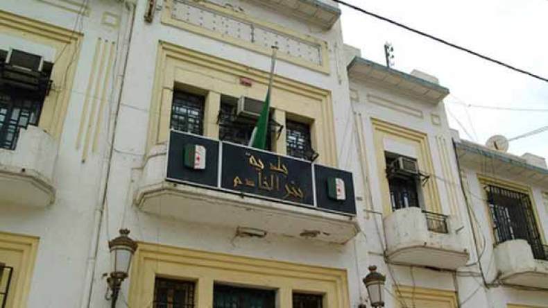 “مير” بئر خادم بالنيابة يوقع رخصة بناء على أرض محل نزاع