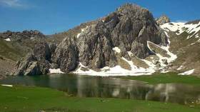 بحيرة أوغلميم بجبال جرجرة.. جنة في الأرض تعانق السحاب في السماء