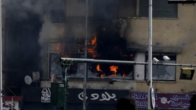 متظاهرون يحرقون مقر الجزيرة مباشر مصر بالقاهرة