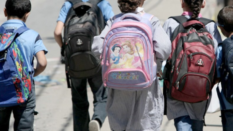 رسائل غرام ومواعيد حميمية بين أطفال المدارس