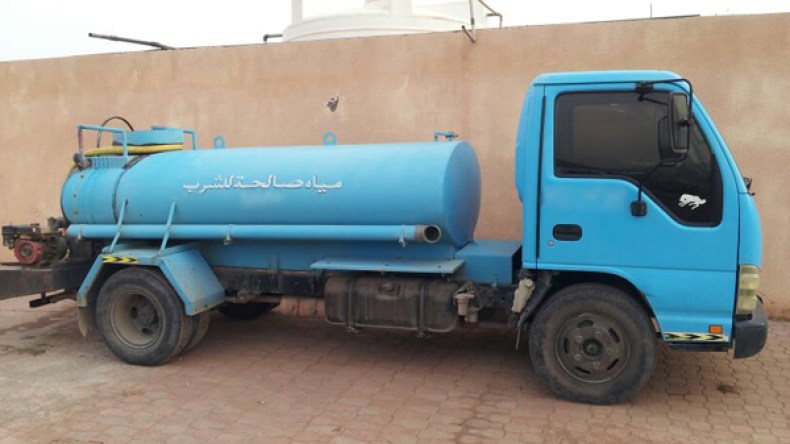 أصحاب شاحنات المياه العذبة يرفضون استخراج سجلات تجارية بالوادي