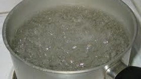 سعودي وزوجته يحرقون طفلهم بـ”الماء المغلي”