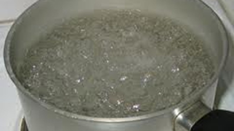 سعودي وزوجته يحرقون طفلهم بـ”الماء المغلي”