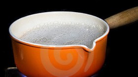 سيدة تحرق زوجها بالماء الساخن وأخرى تعضّه من أذنه