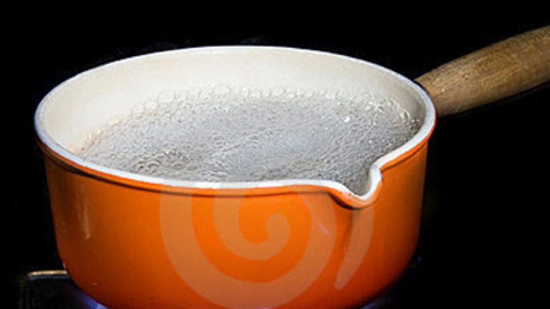 سيدة تحرق زوجها بالماء الساخن وأخرى تعضّه من أذنه