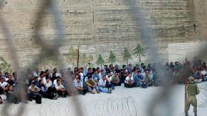 تقرير : إسرائيل تعتقل نحو 8200 أسير فلسطيني وعربي في سجونها