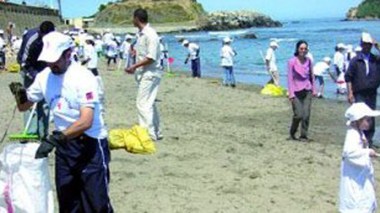 Opération de nettoyage de la plage de Chenoua