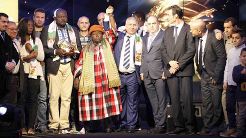 عائلة الفقيد إيبوسي تتسلم جائزة الحذاء الذهبي