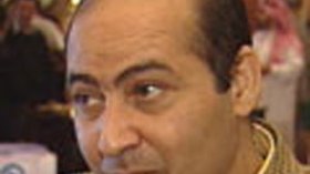 “عادل إمام يقول ما تمليه عليه السلطة خوفا من الضرائب”