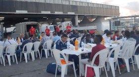 “الشروق” تقاسم 1000 مسافر وجبة الإفطار بمحطة الخروبة