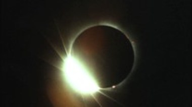 L'éclipse solaire doit être observée avec des “instruments appropriés”
