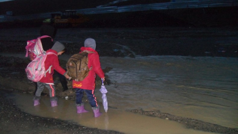 معاناة لا تنتهي لتلاميذ الابتدائيات بالمناطق النائية