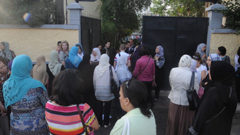 تلاميذ يستأجرون أولياء من الشارع لدخول مدارسهم!