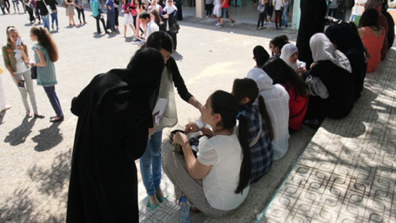 تلاميذ يتعاطون المخدرات والكحول في المدارس