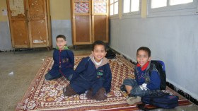 تلاميذ درسوا بلا طاولات وآخرون جلسوا على الأرض!