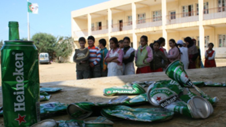 مدرسة ابتدائية تتحول إلى مخمرة في الليل واسطبل في النهار