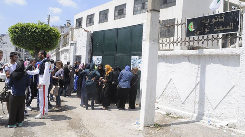 المدرسة بعيدة عن السياسة.. والثوابت الوطنية خط أحمر