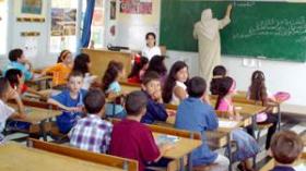 تلاميذ المؤسسات التربوية يتمدرسون بألوان العلم الوطني ويرسمونه على جدرانها