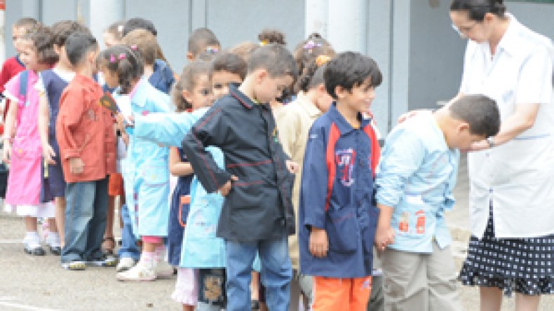 مفرقعات وألعاب نارية داخل محافظ التلاميذ