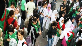 التلاميذ يجتاحون الشوارع فرحا ويطالبون بمآزر العلم الوطني