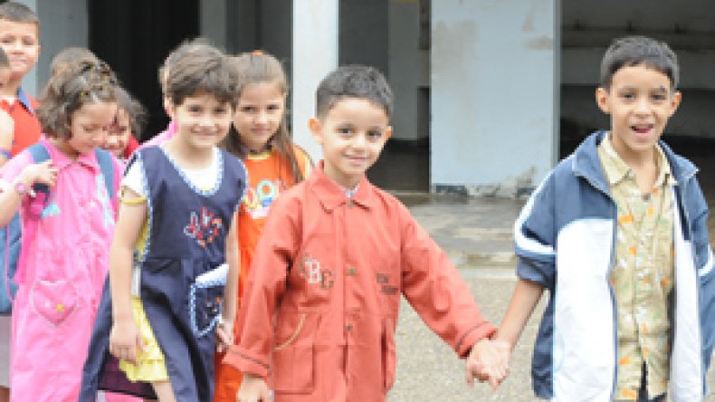 انتهازيون وأثرياء يزاحمون ابناء الفقراء في طابور المنحة المدرسية