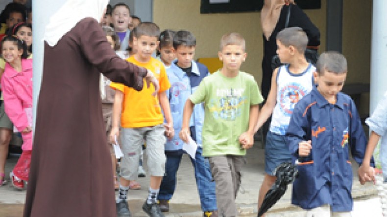 ضعف التنفس وداء “السكوليوز” يهددان التلاميذ بسبب ثقل المحافظ